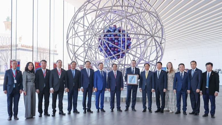 Thủ tướng Phạm Minh Chính tặng quà lưu niệm cho Bảo tàng Năng lượng Nguyên tử. (Ảnh: VGP/Nhật Bắc)