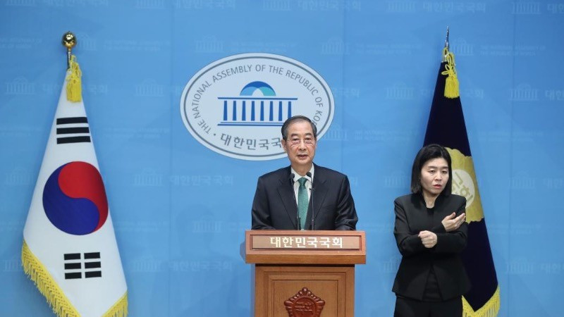 Cựu Thủ tướng Hàn Quốc Han Duck Soo tham dự cuộc họp báo tại Quốc hội ở Seoul, ngày 2/5/2025. (Ảnh: TÂN HOA XÃ)