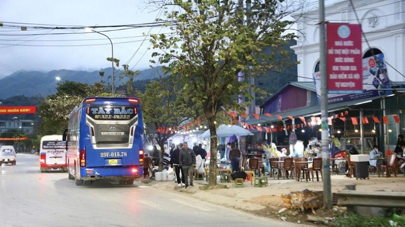 Tình trạng các phương tiện tự do dừng, đỗ để đón, trả khách và nhận-trả hàng ngay nút giao giữa Quốc lộ 6 và Quốc lộ 279 (thuộc địa phận khối Sơn Thủy, xã Tuần Giáo) làm tăng nguy cơ mất an toàn giao thông cho người, phương tiện qua đây.
