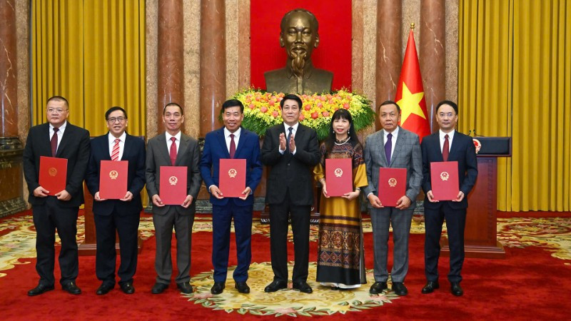 Chủ tịch nước Lương Cường trao quyết định phong hàm và bổ nhiệm Đại sứ. (Ảnh: THỦY NGUYÊN)