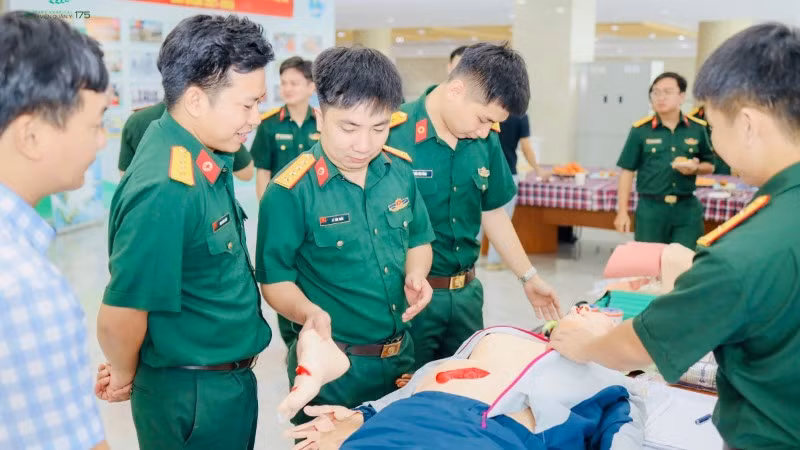 Mô phỏng các tình huống cấp cứu và tổ chức diễn tập xử trí trong điều kiện sát với thực tế cho học viên tại chương trình tập huấn.