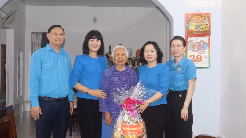 Bà Đào Thị Biểu (giữa) điển hình tiêu biểu trong phong trào học và làm theo tấm gương đạo đức của Bác Hồ. (Ảnh: BÁ DŨNG)