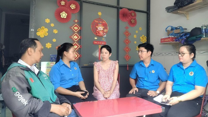 Công đoàn phường Phú Định thăm hỏi đoàn viên khó khăn. (Ảnh: THANH NGA) 