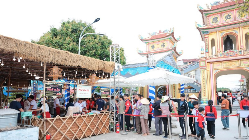 Đông đảo du khách và nhân dân tham dự lễ hội Phở Vân Cù với chủ đề “Về với đình làng Vân Cù-Mở trang di sản”.