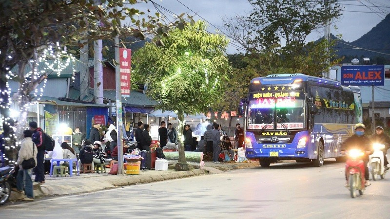 Ngay điểm giao giữa Quốc lộ 6 với Quốc lộ 279 hình thành điểm dừng, đỗ đón trả khách tự phát đã và đang tiềm ẩn nguy cơ mất an toàn giao thông cho người và phương tiện.