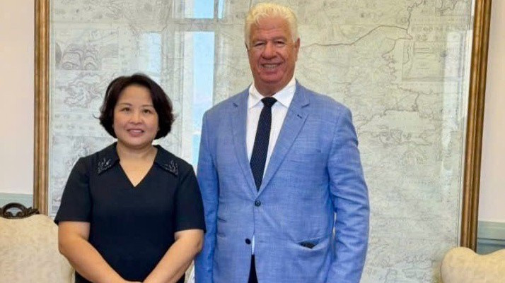 Đại sứ Việt Nam tại Hy Lạp Phạm Thị Thu Hương và ông Yianis Trepeklis, Thống đốc vùng quần đảo Ionian. (Ảnh: Đại sứ quán Việt Nam tại Hy Lạp)