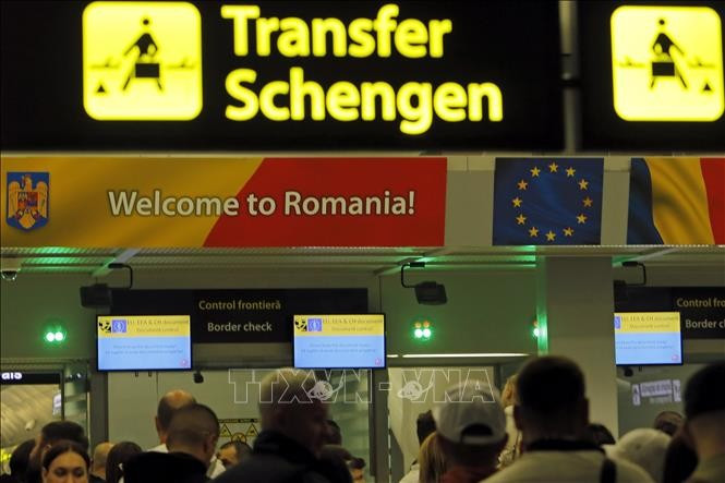 Biển chỉ hướng cho du khách đi vào khu vực Schengen tại sân bay quốc tế Henri Coanda, Romania ngày 31/3/2024. (Ảnh: THX/TTXVN)