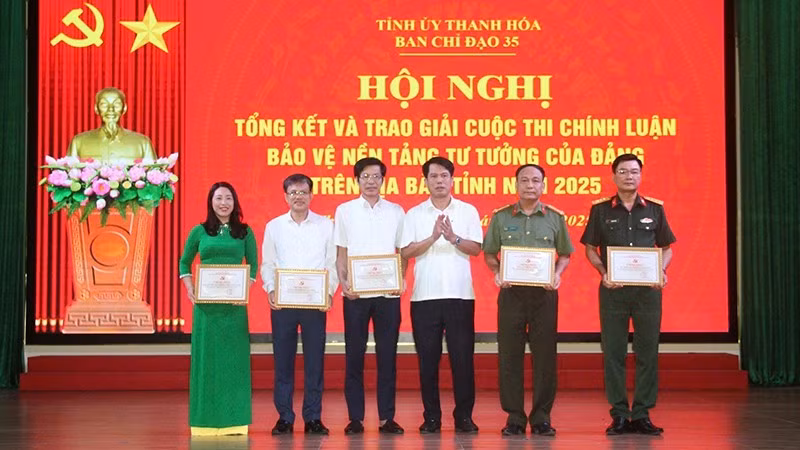Lãnh đạo Ban Tuyên giáo và Dân vận tỉnh Thanh Hóa trao chứng nhận cho các tập thể có thành tích xuất sắc trong chỉ đạo, triển khai cuộc thi.