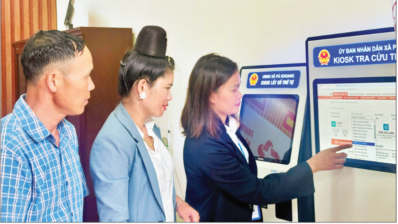 Công chức xã Mường Phăng, tỉnh Điện Biên hướng dẫn nhân dân cách giải quyết thủ tục hành chính trên cây tại Trung tâm dịch vụ hành chính công tại xã.