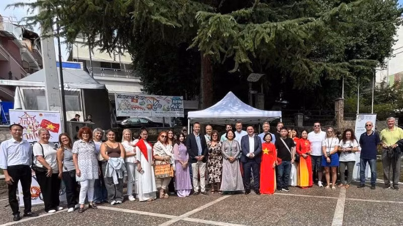 “Ngày Việt Nam Hy Lạp" thu hút sự quan tâm của chính quyền và đông đảo người dân thành phố Edessa, vùng Pella, Hy Lạp. (Ảnh: Đại sứ quán Việt Nam tại Hy Lạp)