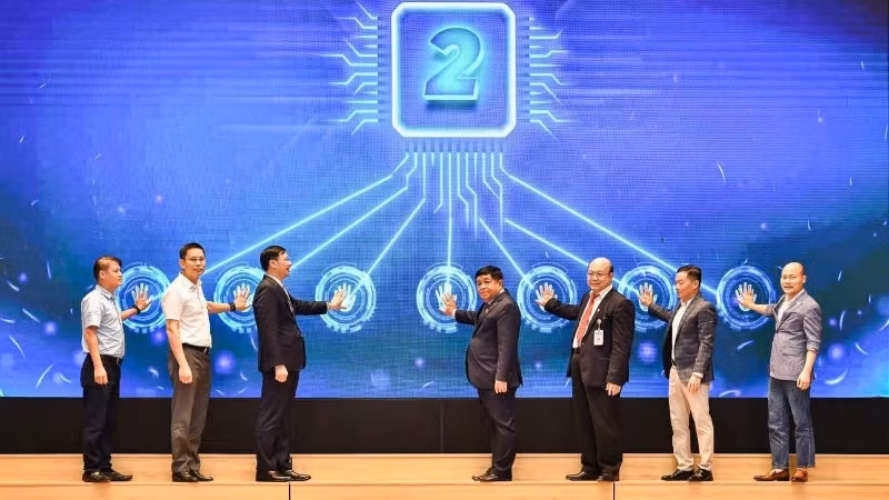 Phó Thủ tướng Chính phủ Nguyễn Chí Dũng và các đại biểu thực hiện nghi thức công bố chương trình "Học viện Al Việt Nam". (Ảnh: DUY THÀNH)