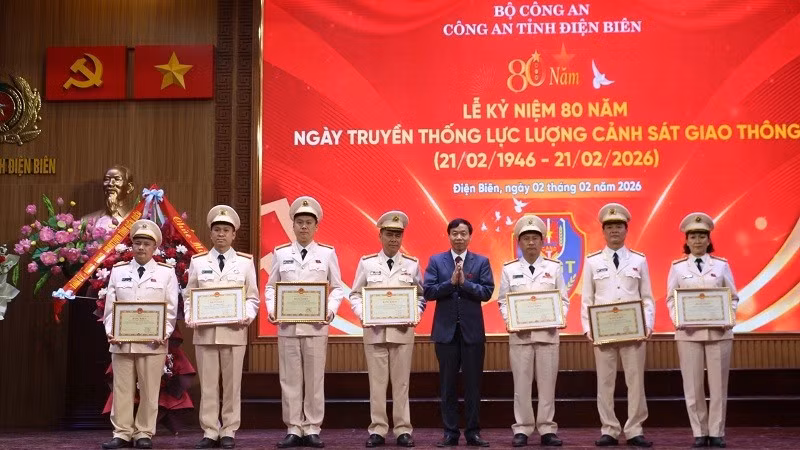 Đồng chí Lê Văn Lương, Chủ tịch Ủy ban nhân dân tỉnh Điện Biên, trao Bằng khen của Ủy ban nhân dân tỉnh tặng các tập thể, cá nhân thuộc Phòng Cảnh sát giao thông Công an tỉnh Điện Biên có thành tích xuất sắc trong công tác.