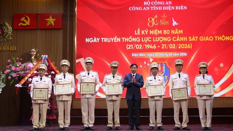 Đồng chí Lê Văn Lương, Chủ tịch Ủy ban nhân dân tỉnh Điện Biên, trao Bằng khen của Ủy ban nhân dân tỉnh tặng các tập thể, cá nhân thuộc Phòng Cảnh sát giao thông Công an tỉnh Điện Biên có thành tích xuất sắc trong công tác.