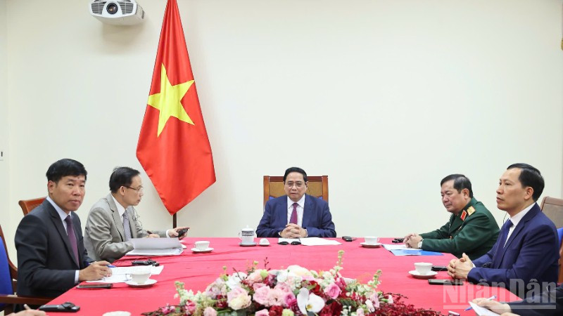 Thủ tướng Chính phủ Phạm Minh Chính điện đàm với Thủ tướng Malaysia Anwar Ibrahim. (Ảnh: TRẦN HẢI)