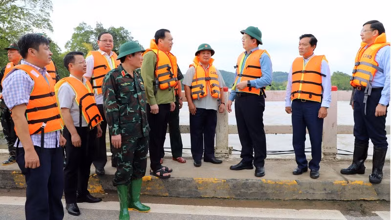 Phó Thủ tướng Chính phủ Mai Văn Chính cùng lãnh đạo tỉnh Tuyên Quang kiểm tra công tác bảo đảm an toàn giao thông tại cầu Chiêm Hóa, xã Chiêm Hóa.