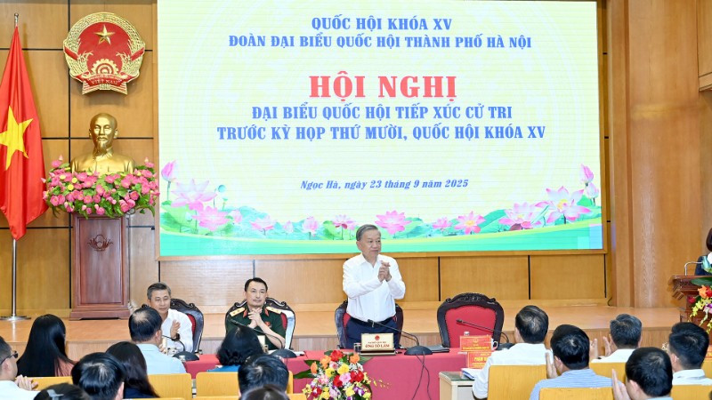 Tổng Bí thư Tô Lâm và các đại biểu dự hội nghị tiếp xúc cử tri thành phố Hà Nội trước Kỳ họp thứ 10, Quốc hội khóa XV. (Ảnh: ĐĂNG KHOA)