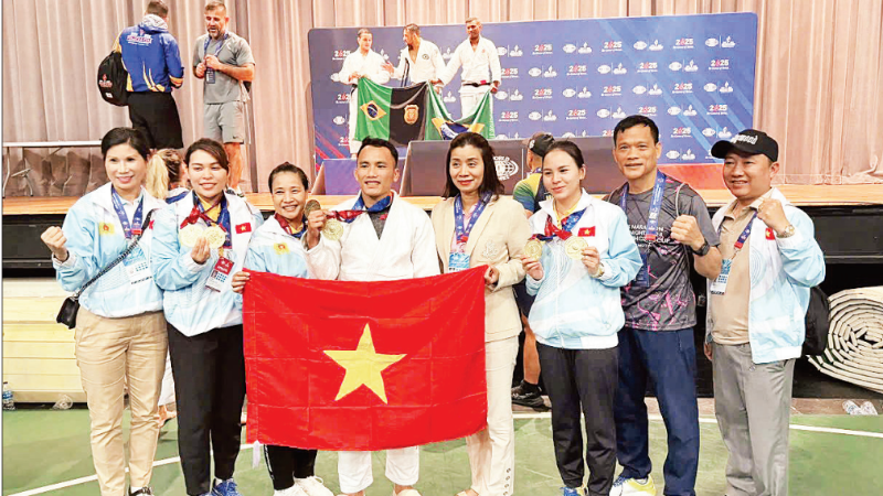 Lãnh đạo Đoàn thể thao Công an nhân dân chúc mừng thành tích giành hai Huy chương vàng hạng cân 62kg nam môn Jujitsu của vận động viên Lê Kiên tại Đại hội Thể thao Cảnh sát và Lính cứu hỏa Thế giới 2025. (Ảnh: BCA)