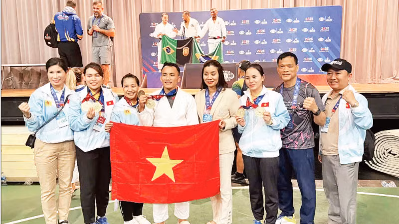 Lãnh đạo Đoàn thể thao Công an nhân dân chúc mừng thành tích giành hai Huy chương vàng hạng cân 62kg nam môn Jujitsu của vận động viên Lê Kiên tại Đại hội Thể thao Cảnh sát và Lính cứu hỏa Thế giới 2025. (Ảnh: BCA)