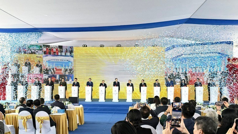 Chủ tịch Quốc hội Trần Thanh Mẫn cùng các đại biểu thực hiện nghi thức khởi công Dự án Đầu tư xây dựng Trục Đại lộ Cảnh quan sông Hồng.