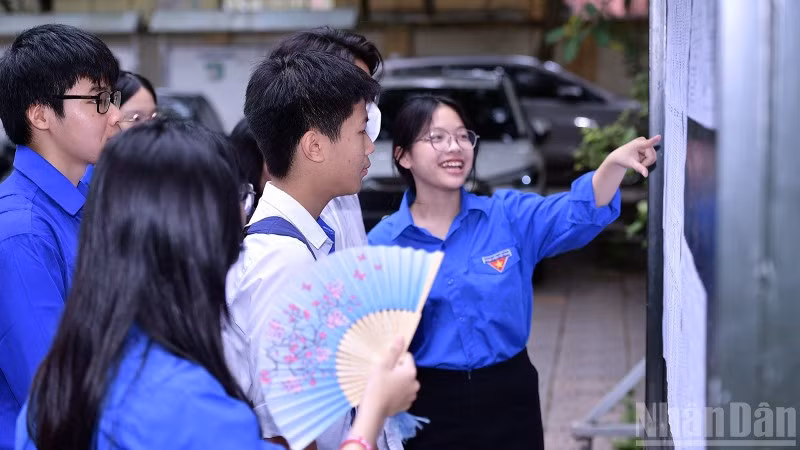 Tình nguyện viên "Tiếp sức mùa thi" hỗ trợ thí sinh tại thành phố Hà Nội.