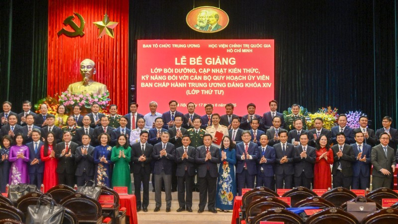 Thường trực Ban Bí thư Trần Cẩm Tú cùng đại biểu Học viên tại Lễ Bế giảng lớp bồi dưỡng cán bộ quy hoạch Ủy viên Trung ương khóa XIV (lần thứ 4). (Ảnh: THỦY NGUYÊN)