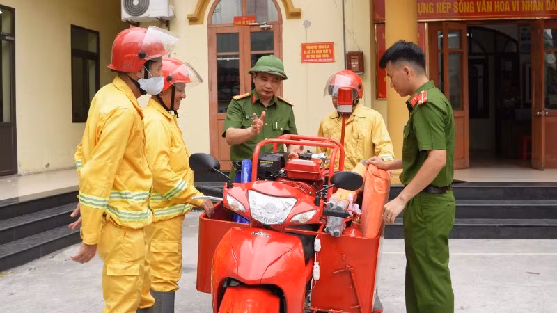 Công an phường Bãi Cháy hướng dẫn sử dụng phương tiện chữa cháy cho Đội chữa cháy tình nguyện.
