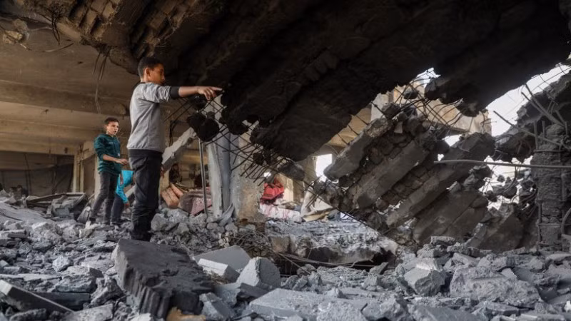 Ngôi nhà bị phá hủy sau cuộc không kích của Israel tại phía đông thành phố Gaza ngày 20/11/2025. (Ảnh: THX/TTXVN)