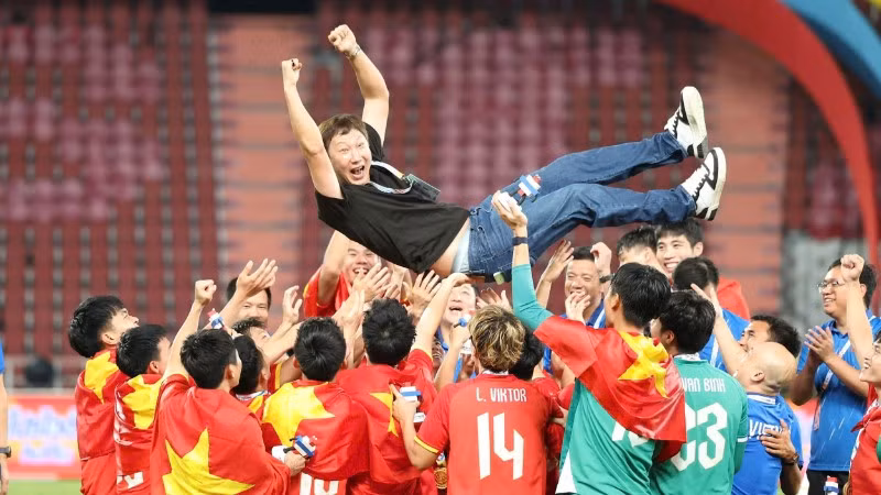 U22 Việt Nam thể hiện niềm vui và sự tri ân với huấn luyện viên Kim Sang-sik khi đoạt HCV SEA Games 33.