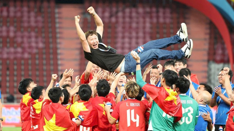 U22 Việt Nam thể hiện niềm vui và sự tri ân với huấn luyện viên Kim Sang-sik khi đoạt HCV SEA Games 33.