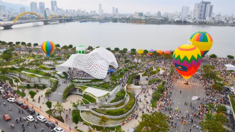 Dịch vụ-du lịch dần trở thành một trong những ngành kinh tế chủ lực của Đà Nẵng.