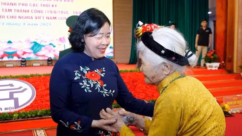 Bí thư Thành ủy Hà Nội với đại biểu Bà mẹ Việt Nam Anh hùng.