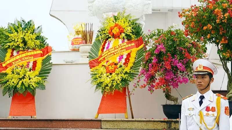 Vòng hoa của Tổng Bí thư Tô Lâm và Đoàn đại biểu Đảng bộ, chính quyền, lực lượng vũ trang và nhân dân tỉnh Quảng Trị viếng các Anh hùng liệt sĩ.