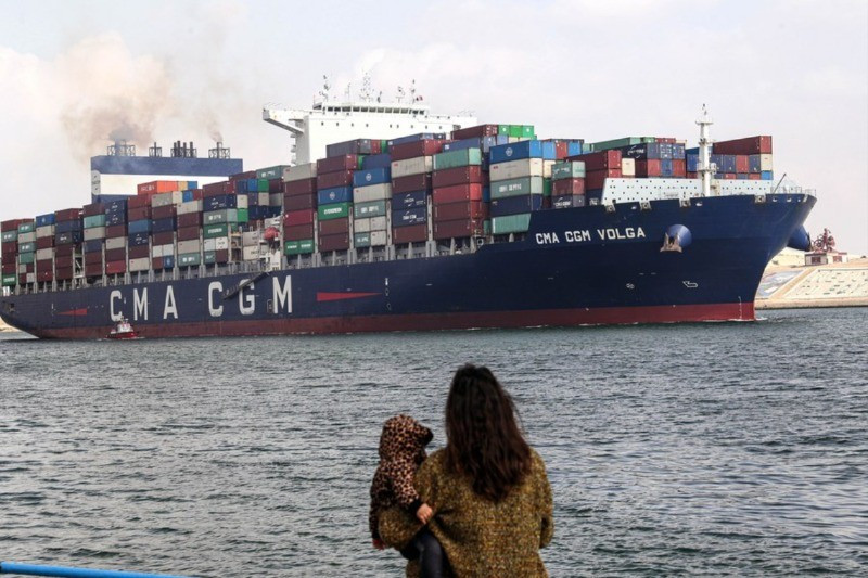 Một tàu chở hàng di chuyển trên Kênh đào Suez ở tỉnh Ismailia, Ai Cập, ngày 13/1/2024. (Ảnh: XINHUA)