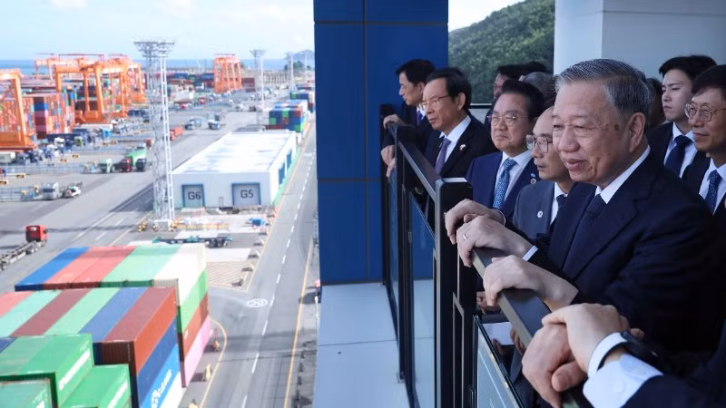 Tổng Bí thư Tô Lâm thăm cảng tự động hóa DGT, thành phố Busan, Hàn Quốc. (Ảnh: TTXVN)