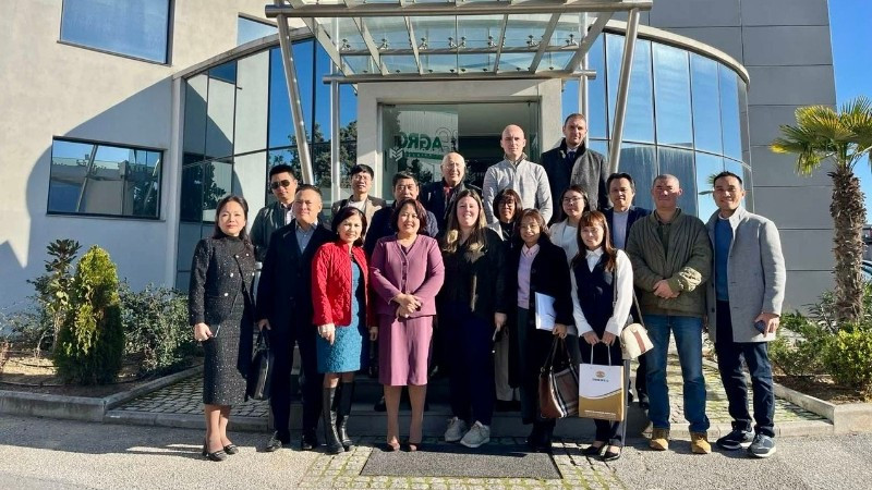 Đại sứ Phạm Thị Thu Hương cùng cán bộ Đại sứ quán Việt Nam tại Hy Lạp và đại diện doanh nghiệp Hy Lạp tham dự các hoạt động kết nối. (Ảnh: Đại sứ quán Việt Nam tại Hy Lạp)