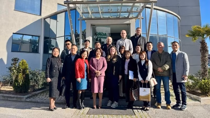 Đại sứ Phạm Thị Thu Hương cùng cán bộ Đại sứ quán Việt Nam tại Hy Lạp và đại diện doanh nghiệp Hy Lạp tham dự các hoạt động kết nối. (Ảnh: Đại sứ quán Việt Nam tại Hy Lạp)