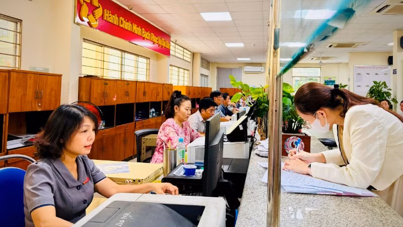 Cán bộ Trung tâm Phục vụ hành chính công phường Gò Vấp tiếp nhận và giải quyết hồ sơ cho người dân.