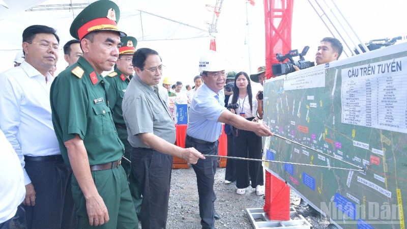 Thủ tướng Chính phủ Phạm Minh Chính chỉ đạo về tiến độ xây dựng Dự án cao tốc Châu Đốc–Cần Thơ–Sóc Trăng. (Ảnh: THANH GIANG)