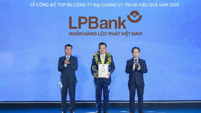 Ông Bùi Thái Hà, Phó Chủ tịch Hội đồng Quản trị LPBank nhận cúp và chứng nhận Top 10 Ngân hàng Thương mại cổ phần uy tín năm 2025 từ Ban Tổ chức.