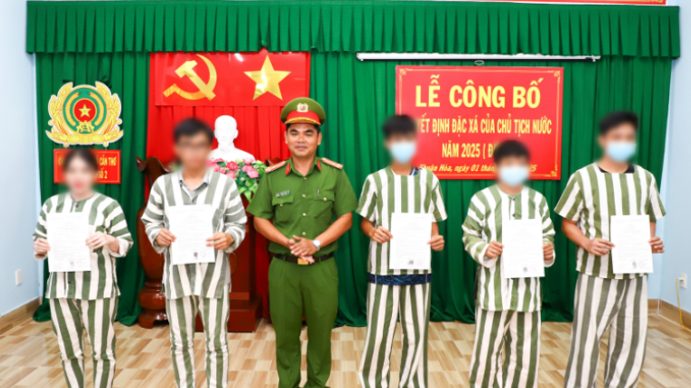 Công an thành phố Cần thơ trao quyết định đặc xá dịp 2/9.
