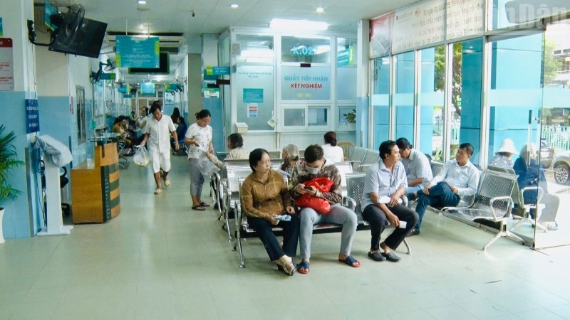 Người dân đến khám chữa bệnh tại một bệnh viện ở Thành phố Hồ Chí Minh.