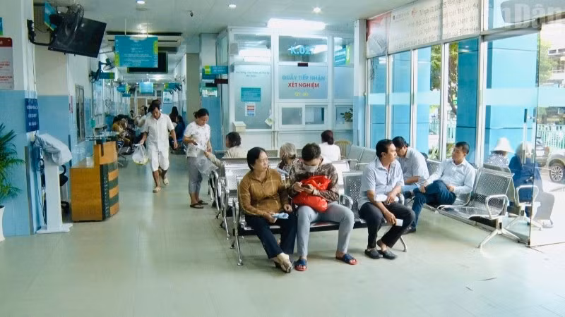 Người dân đến khám chữa bệnh tại một bệnh viện ở Thành phố Hồ Chí Minh.