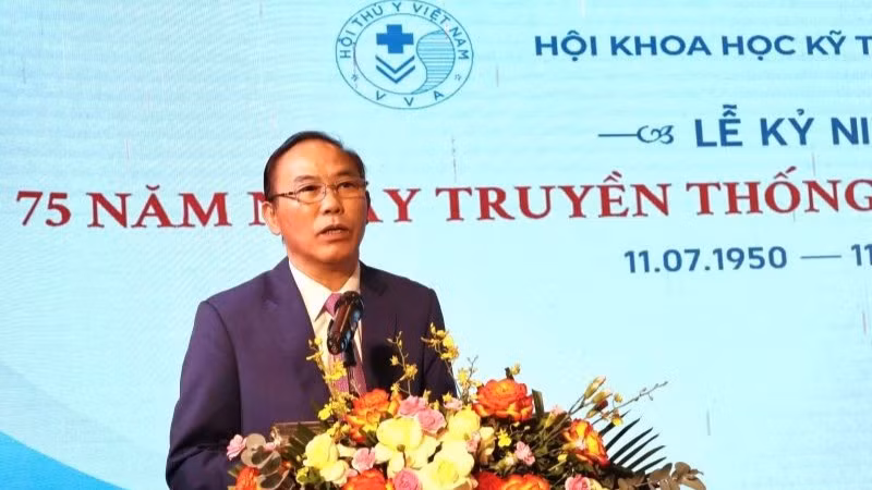 Thứ trưởng Nông nghiệp và Môi trường Phùng Đức Tiến phát biểu tại Lễ kỷ niệm 75 năm Ngày truyền thống ngành thú y Việt Nam.