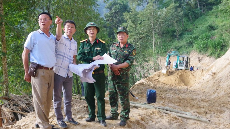 Chỉ huy Đoàn Kinh tế-Quốc phòng 313 kiểm tra tiến độ thực hiện dự án mở đường giao thông liên thôn tại xã Thàng Tín khu KTQP Xín Mần.