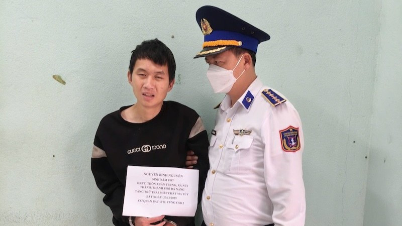Đối tượng Nguyễn Bình Nguyên bị bắt vì hành vi tàng trữ trái phép chất ma túy. (Ảnh: Cảnh sát biển 2 cung cấp)