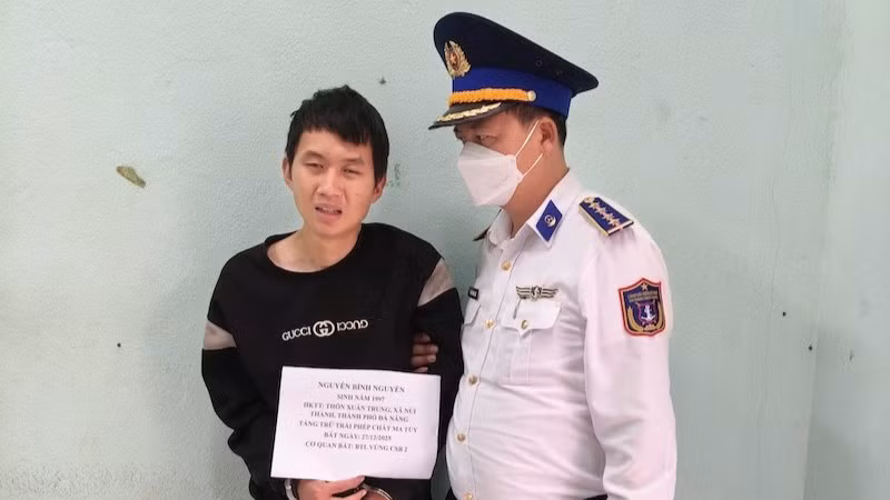 Đối tượng Nguyễn Bình Nguyên bị bắt vì hành vi tàng trữ trái phép chất ma túy. (Ảnh: Cảnh sát biển 2 cung cấp)