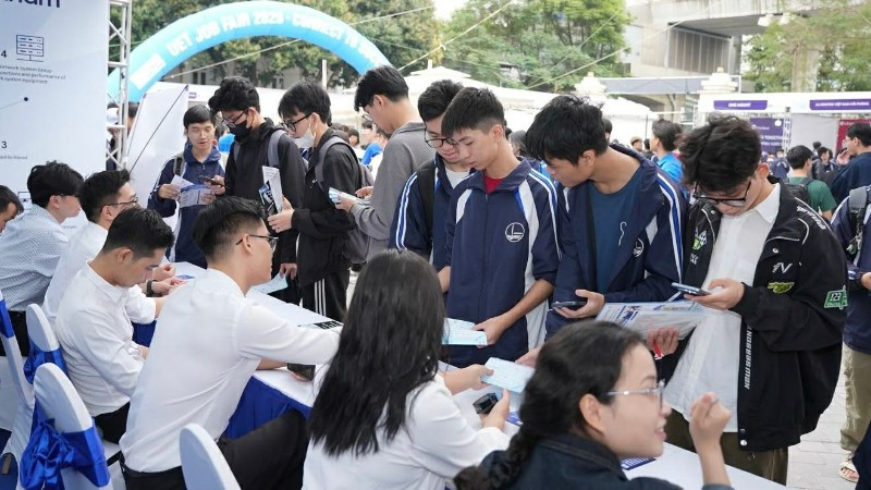 Sinh viên tìm hiểu thông tin tại Ngày hội việc làm. 