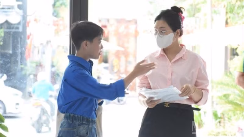 Đoàn viên thanh niên hỗ trợ người dân tại Trung tâm Phục vụ hành chính công ở phường Hải Châu. (Ảnh: ANH ĐÀO)