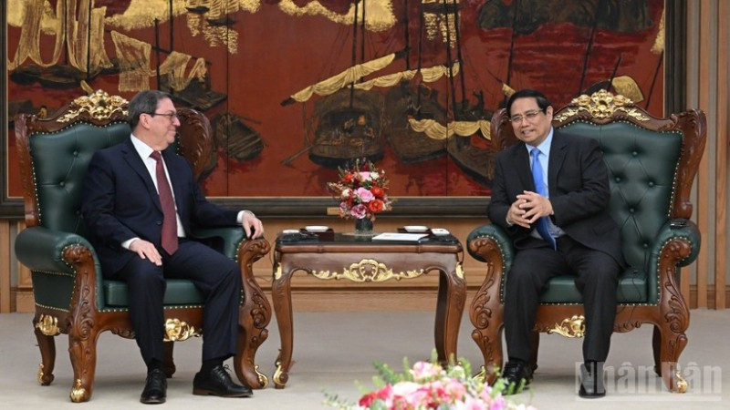 Thủ tướng Chính phủ Phạm Minh Chính tiếp Đặc phái viên Đảng Cộng sản Cuba, Nhà nước Cộng hòa Cuba, Ủy viên Bộ Chính trị, Bộ trưởng Ngoại giao Bruno Rodríguez Parrilla. (Ảnh: TRẦN HẢI)
