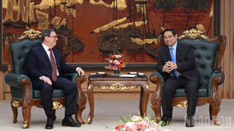 Thủ tướng Chính phủ Phạm Minh Chính tiếp Đặc phái viên Đảng Cộng sản Cuba, Nhà nước Cộng hòa Cuba, Ủy viên Bộ Chính trị, Bộ trưởng Ngoại giao Bruno Rodríguez Parrilla. (Ảnh: TRẦN HẢI)